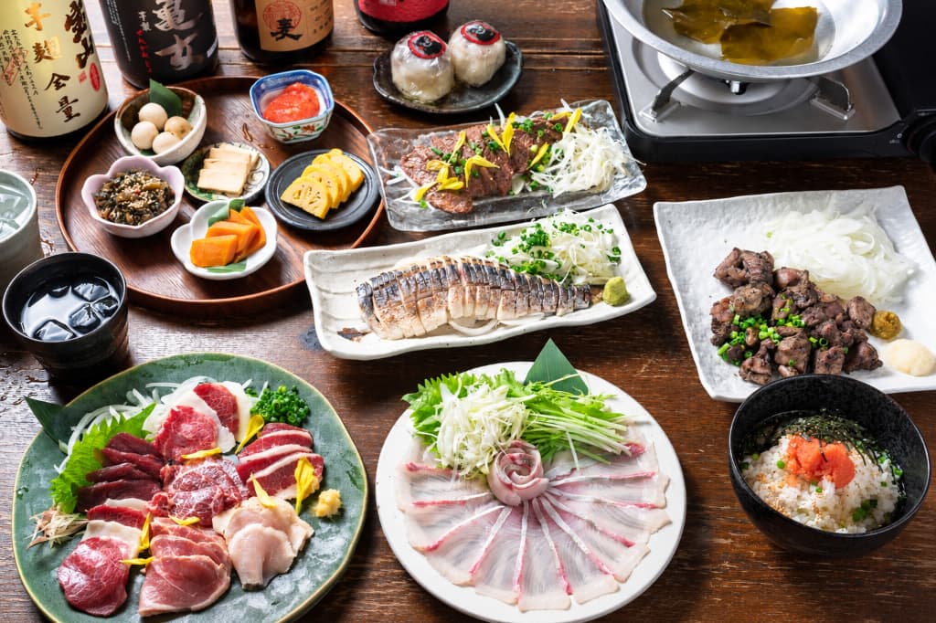 【2時間飲み放題付】馬刺し鶏刺し・もつ鍋の九州19品目 くすおコース　8,000円（税込）